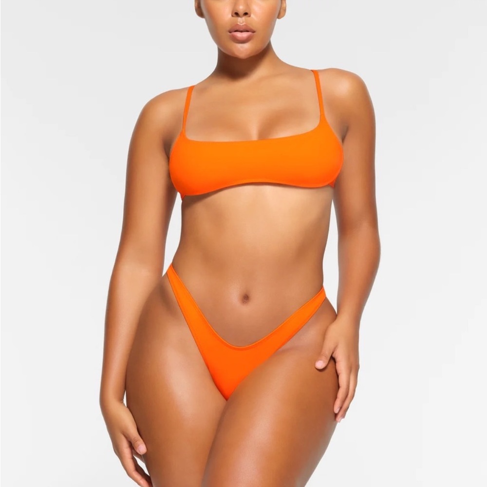 🧡SKIMS SWIM MICRO SCOOP BIKINI TOP IN ORANGE S